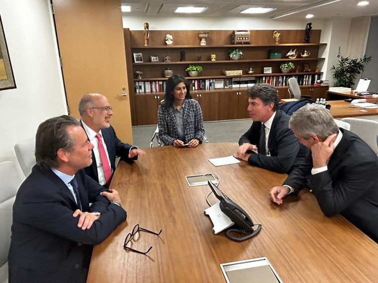 A fines de noviembre y antes de asumir sus cargos, referentes económicos del nuevo Gobierno de Javier Milei se entrevistaron en Washington con funcionarios del Fondo. Foto: Prensa FMI