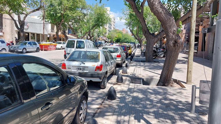 A través de la app SEM Mendoza, los conductores podrán consultar cuántos lugares hay libres para estacionar. El primer lugar en aplicarse será en la calle Sarmiento. A través de la app SEM Mendoza, los conductores podrán consultar cuántos lugares hay libres para estacionar. El primer lugar en aplicarse será en la calle Sarmiento.