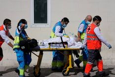 Las ambulancias traen nuevos pacientes cada hora al hospital 12 de Octubre de la capital española.