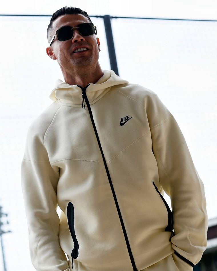 El astro del fútbol mostró que la elegancia también puede ser relajada. El astro del fútbol mostró que la elegancia también puede ser relajada.