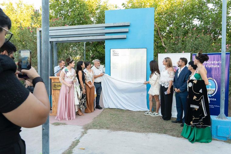 El momento en que se descubría la placa conmemorativa. El momento en que se descubría la placa conmemorativa.