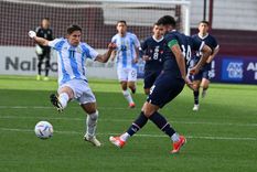 Simeone, autor de los dos goles, presiona la salida paraguaya. Foto: AFA Simeone, autor de los dos goles, presiona la salida paraguaya. Foto: AFA