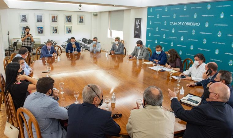 Los intendentes y el gobernador dialogan sobre las condiciones de un nuevo decreto. Foto: Prensa Mendoza