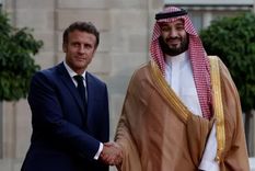 Emmanuel Macron recibió al príncipe heredero saudita con un fuerte apretón de manos. Foto: REUTERs Emmanuel Macron recibió al príncipe heredero saudita con un fuerte apretón de manos. Foto: REUTERs