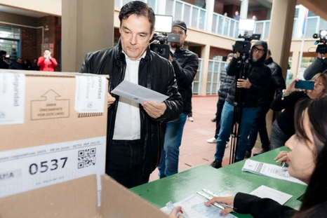 Carlos Rovira ya votó y se estima que el 30% haga lo mismo para el mediodía Carlos Rovira ya votó y se estima que el 30% haga lo mismo para el mediodía