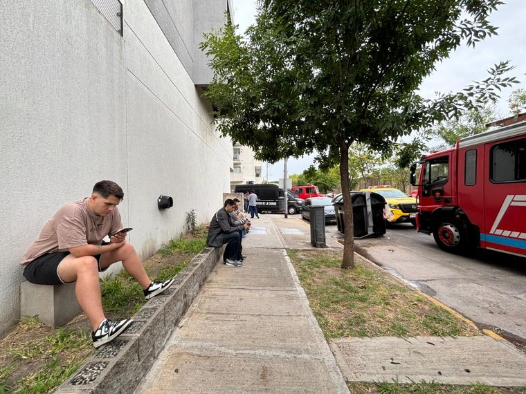 Baltazar esperando junto con otros residentes en la esquina de Montesquieu y Miravé. Baltazar esperando junto con otros residentes en la esquina de Montesquieu y Miravé.