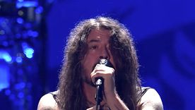 Foto: https://www.publimetro.com.mx/entretenimiento/2022/09/03/dave-grohl-rompe-en-llanto-tras-regresar-a-los-escenarios-sin-taylor-hawkins/