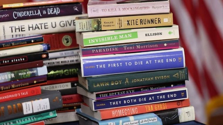 Algunos de los libros prohibidos en las escuelas públicas de Estados Unidos abordan temas como el racismo, la homosexualidad adolescente o el acoso sexual de jóvenes. Foto: Getty Images
