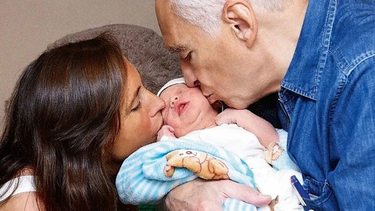 Estefanía Pasquini y Alberto Cormillot, junto al pequeño Emilio