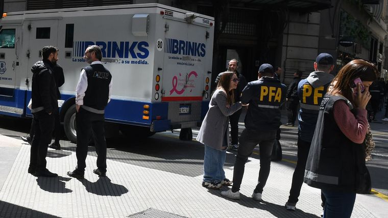 Fuertes controles en la City porteña y allanamientos fueron la marca registrada en la semana para que el dólar paralelo no se disparara. Foto: Télam