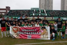 En Caballito se festejó la victoria de Ferro y la caída de Vélez. Foto: @FerroOficial