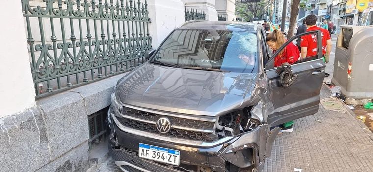 La conductora del auto fue derivada a un hospital, mientras que el motociclista murió en el acto Foto: NA