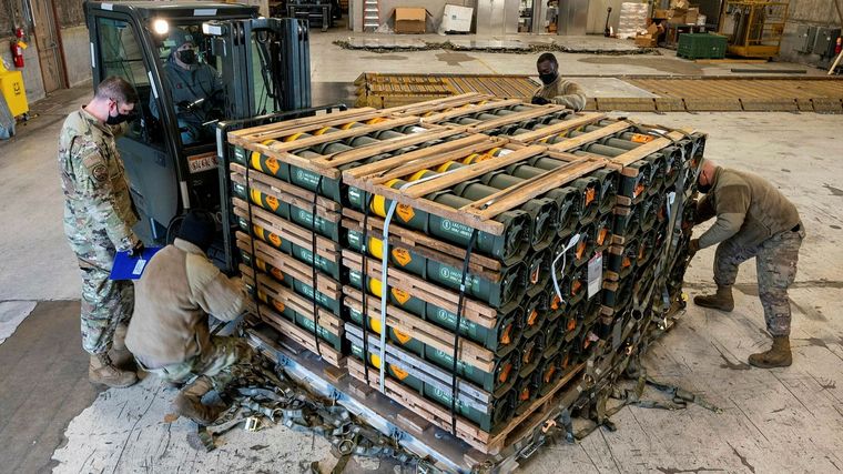 Decenas de miles de toneladas de armas se han enviado a Ucrania. Foto: FinancialTimes.