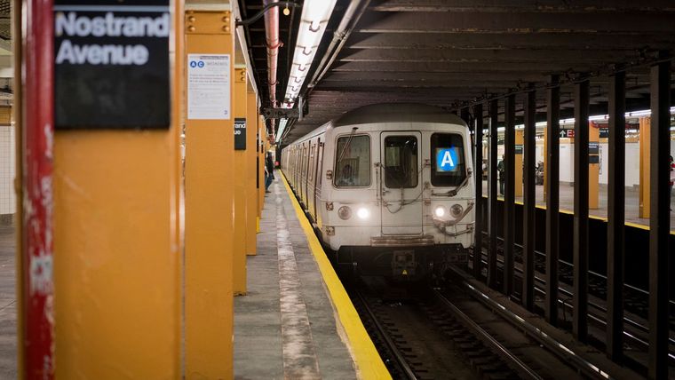 El hecho ocurrió en el techo de un subte de la línea J al llegar a la estación Marcy Avenue, en Brooklyn.