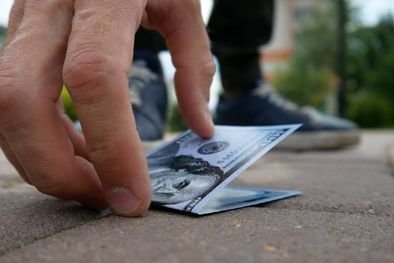 MDZol | El significado de encontrar dinero en la calle según la numerología (Shutterstock).