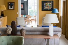 El amarillo es un color que energiza y mejora el estado de ánimo, pero funciona mejor cuando se armoniza con tonos más neutros y relajantes. Foto: Farrow & Ball