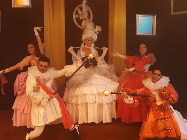 Un diseño sustentable que reinterpreta la estética de los antiguos vestidos de época, en esta imagen una reinterpretación de María Antonieta y su corte, usados en una producción escénica de alto impacto visual en 2014. Un diseño sustentable que reinterpreta la estética de los antiguos vestidos de época, en esta imagen una reinterpretación de María Antonieta y su corte, usados en una producción escénica de alto impacto visual en 2014.