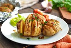 Patatas hasselback Una receta simple y deliciosa para hacer en pocos pasos, Foto: Shutterstock