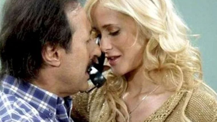 Una escena subida de tono entre Prandi y Francella. / Captura Telefe