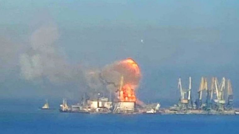 Ucrania afirma haber dado un golpe contra un objetivo enorme en el puerto de Berdyansk. Foto: REUTERS