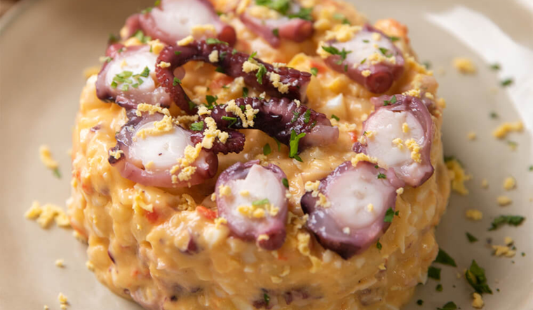 La receta es muy popular en zonas costeras durante el verano por su frescura y fácil preparación. La receta es muy popular en zonas costeras durante el verano por su frescura y fácil preparación.