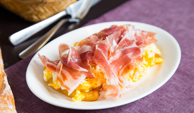 La receta de huevos rotos con jamón nació en las tabernas madrileñas, donde se servía como un plato sencillo para acompañar una copa de vino o cerveza. La receta de huevos rotos con jamón nació en las tabernas madrileñas, donde se servía como un plato sencillo para acompañar una copa de vino o cerveza.