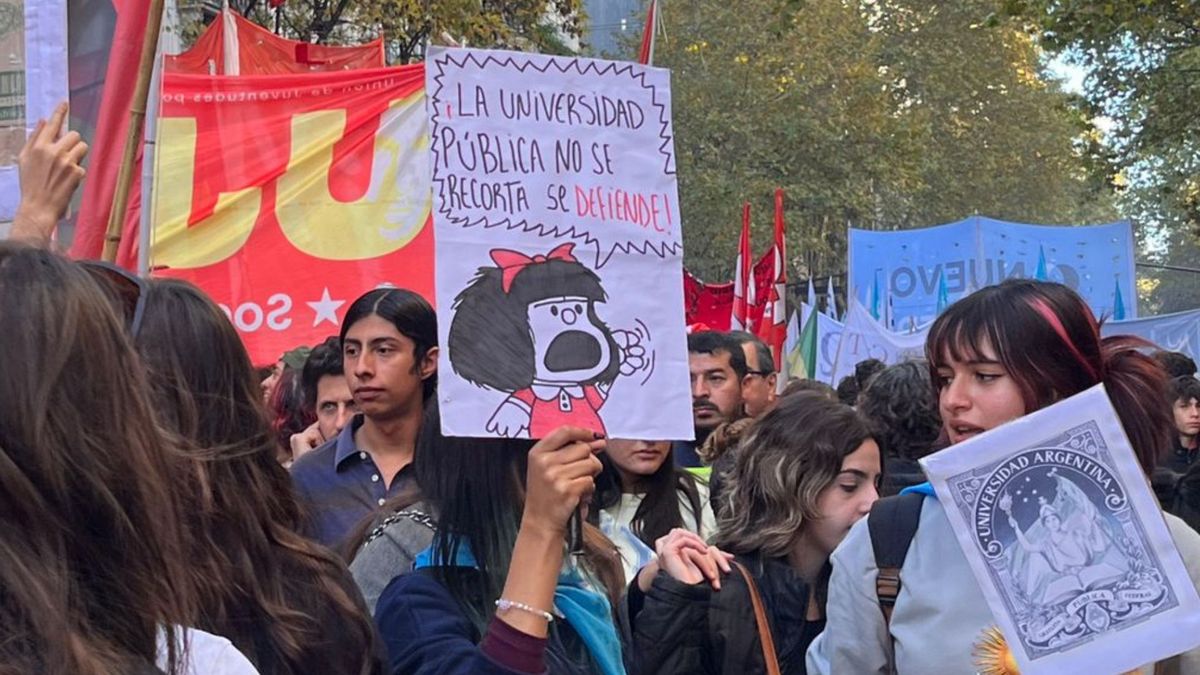 Marcha Universitaria: estudiantes y docentes empiezan a colmar la Plaza de Mayo para reclamar contra el Gobierno