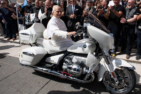 El Papa León XIV bendice una BMW R 18 Transcontinental que ayudará a niños en Madagascar El Papa León XIV bendice una BMW R 18 Transcontinental que ayudará a niños en Madagascar