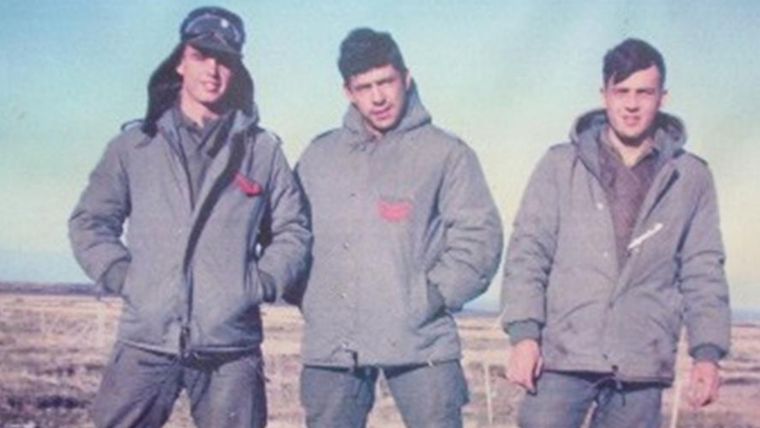 Esteban Tries, el Sargento Manuel Villegas y Fernando Santurio en Malvinas. Foto: Esteban Tries.
