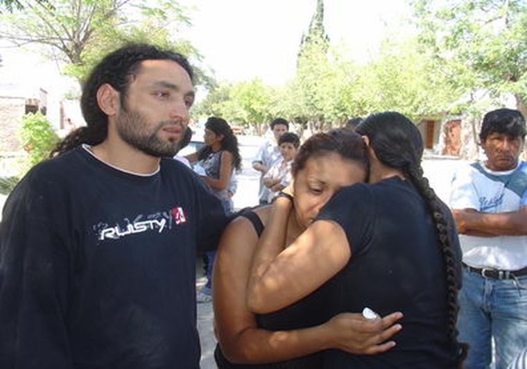 Ceferino y Silvia lloran por la aberrante muerte de su hijito de un año Foto: mdz