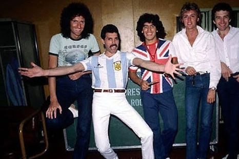 Durante unos segundos daba la sensación de que el futbolista era incluso más grande que Queen.