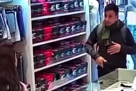 El hombre entró a robar a cara descubierta y tomó un apodo viral: el ladrón respetuoso. El hombre entró a robar a cara descubierta y tomó un apodo viral: el ladrón respetuoso.