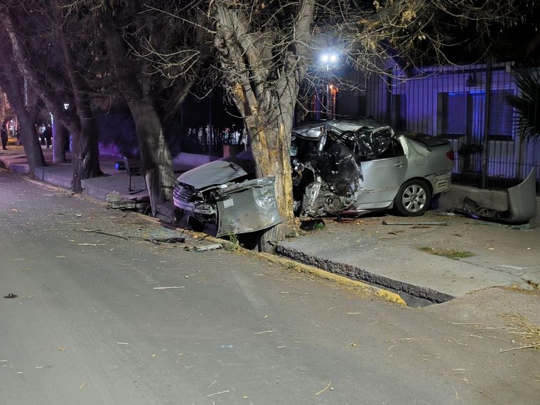 El conductor perdió el control del auto y terminó impactando contra un árbol. Falleció en el lugar El conductor perdió el control del auto y terminó impactando contra un árbol. Falleció en el lugar