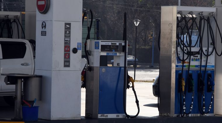 Este domingo aumentaron los precios de los combustibles.