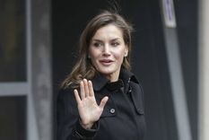 letizia ortiz sorprende con un look con jeans y mangas globo