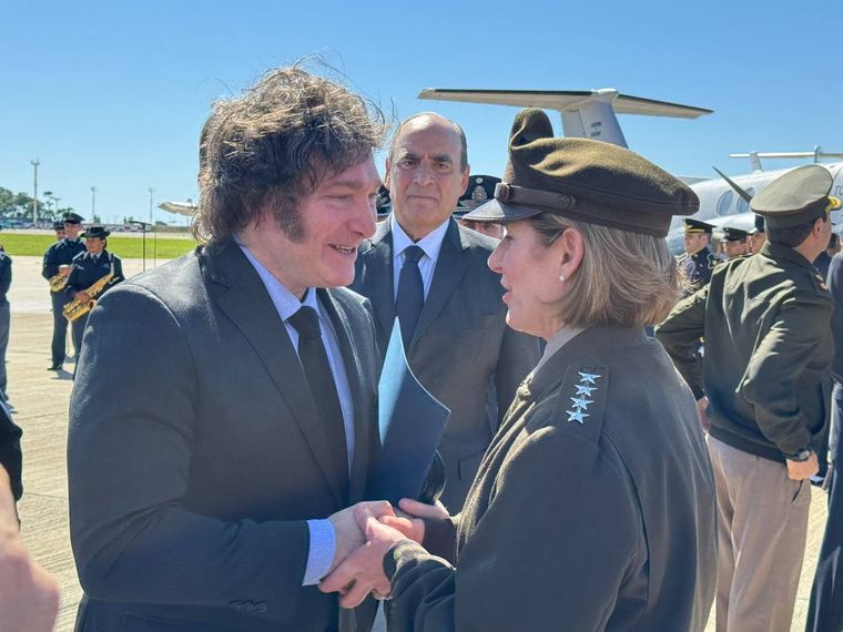 Javier Milei y Laura Richardson en el acto de traspaso del Hércules Foto: Presidencia de la Nación