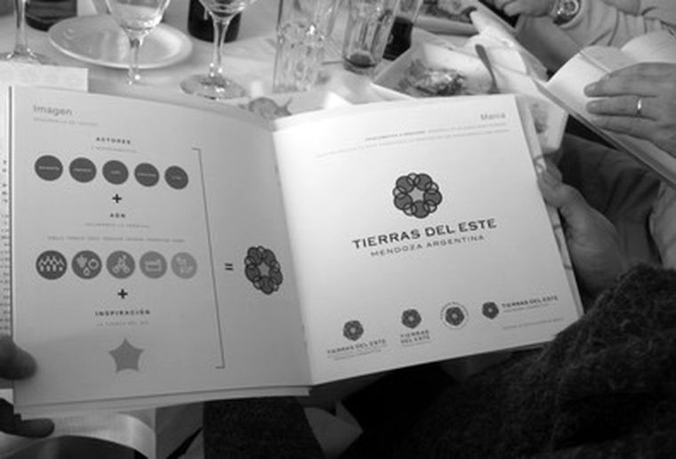 Folleto que se distribuyó que explica la marca regional del Este.