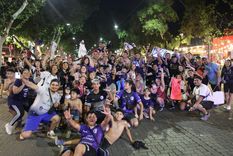Los hinchas de Independiente de Rivadavia se congregan en calle Arístides. Foto: Santiago Tagua/MDZ Los hinchas de Independiente de Rivadavia se congregan en calle Arístides. Foto: Santiago Tagua/MDZ