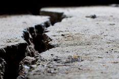 dos figuras se separan por la grieta ideologica