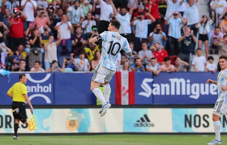 Messi Messi convirtió el primero de Argentina de penal.