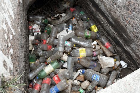 capital endurece sanciones por tirar basura en acequias: multas hasta $1,7 millones capital endurece sanciones por tirar basura en acequias: multas hasta $1,7 millones