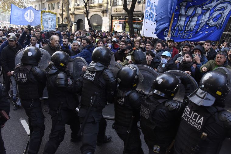 Marcha afuera del Congreso tras la condena de Cristina Fernández de Kirchner. Marcha afuera del Congreso tras la condena de Cristina Fernández de Kirchner.