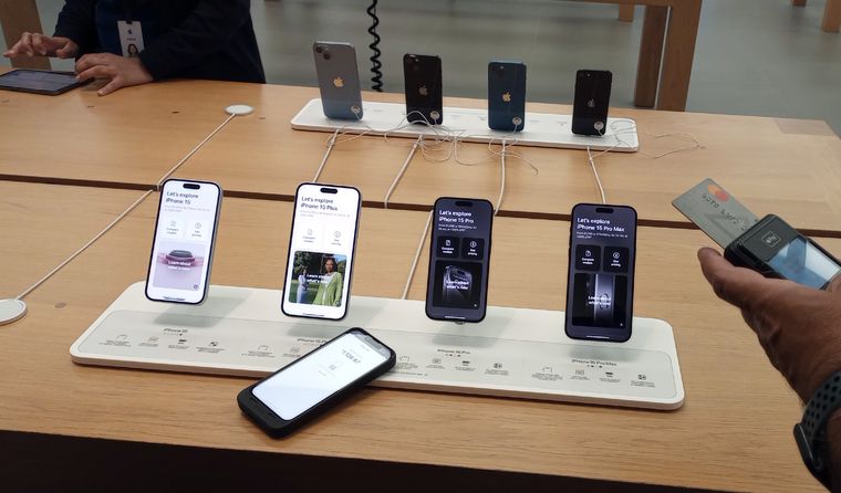 El iPhone 18 Pro mantendría un diseño similar a la generación anterior pero con un procesador mucho más potente. El iPhone 18 Pro mantendría un diseño similar a la generación anterior pero con un procesador mucho más potente.