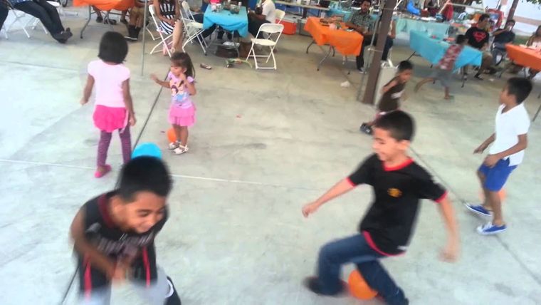 Un niño que juega es un niño que se está formando en libertad Un niño que juega es un niño que se está formando en libertad