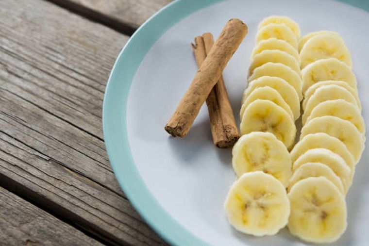 Dile adiós al insomnio con un remedio casero de banana y canela Foto: istockphoto