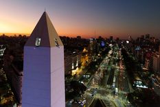 La ciudad de Buenos Aires celebrará este sábado los 90 años del Obelisco con una gran fiesta sobre la avenida Corrientes. La ciudad de Buenos Aires celebrará este sábado los 90 años del Obelisco con una gran fiesta sobre la avenida Corrientes.