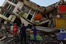 Vecinos buscan sobrevivientes en la ciudad de Pereira, Colombia.