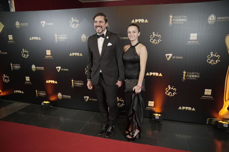 Matías Alé y Martina Vignolo en la alfombra roja de los Martín Fierro Federal.