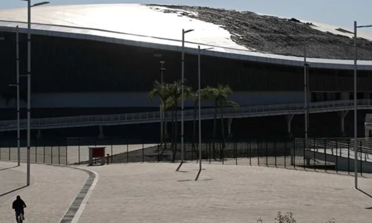 El techo del velódromo sufrió un grave incendio en Río de Janeiro sin que se registren víctimas. Foto Efe El techo del velódromo sufrió un grave incendio en Río de Janeiro sin que se registren víctimas. Foto Efe
