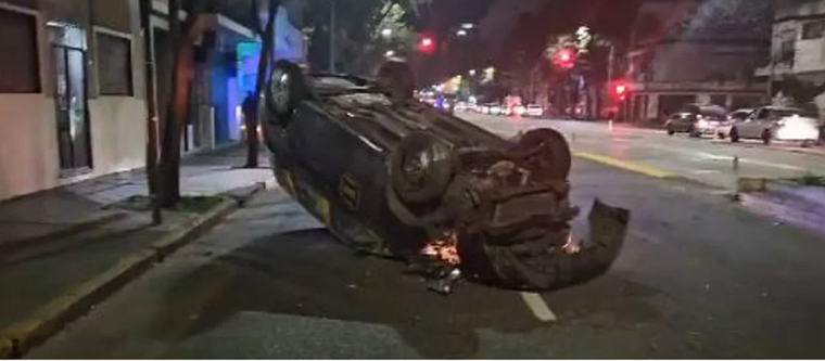 El vehículo volcado Foto: NA